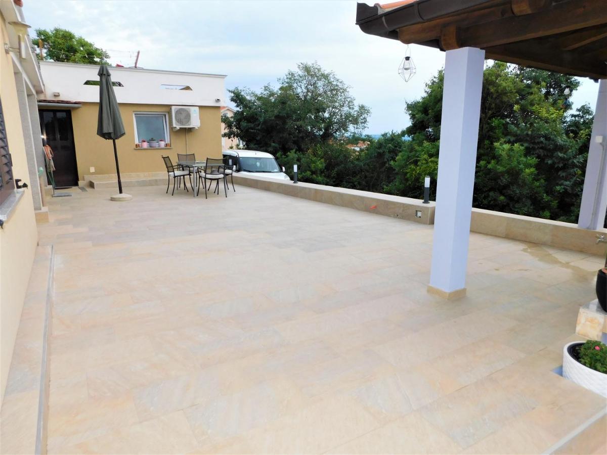 Apartman "Sabine Red" With Heated Pool Omisalj Luaran gambar