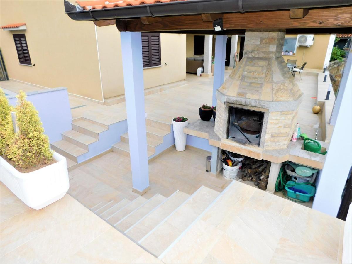 Apartman "Sabine Red" With Heated Pool Omisalj Luaran gambar