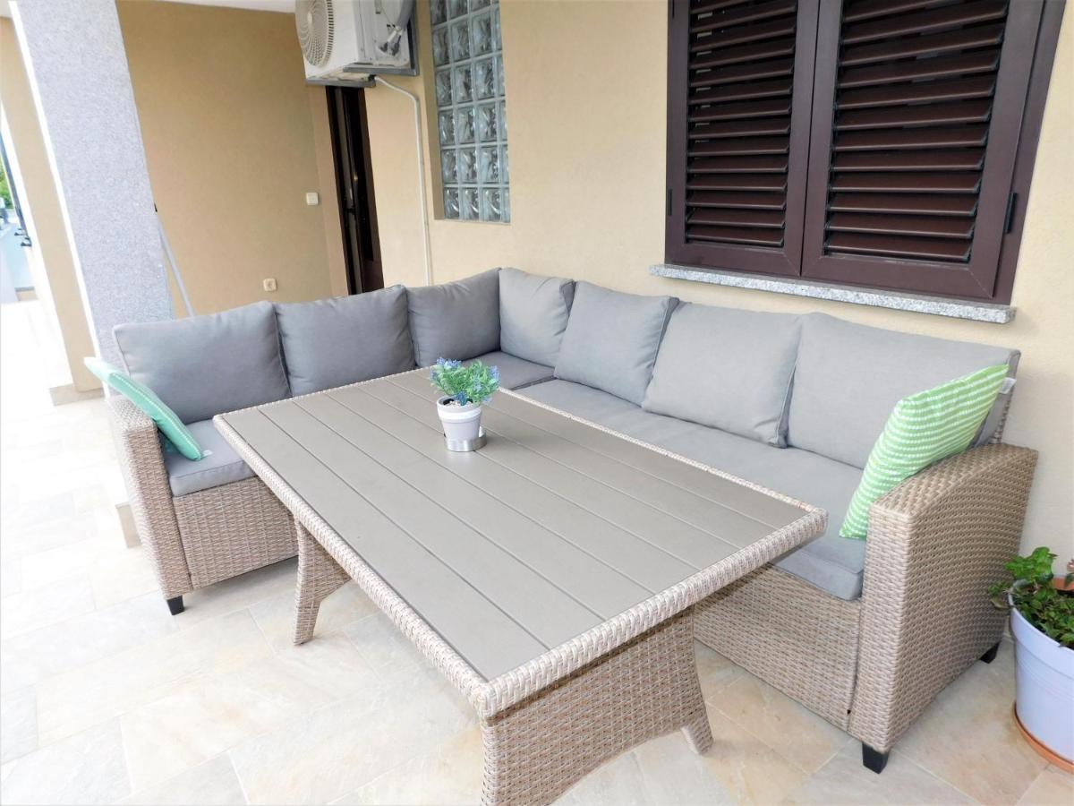 Apartman "Sabine Red" With Heated Pool Omisalj Luaran gambar