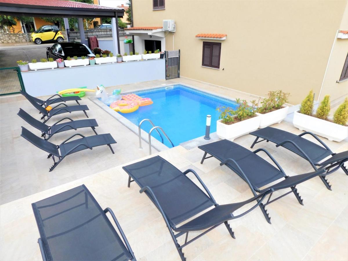 Apartman "Sabine Red" With Heated Pool Omisalj Luaran gambar