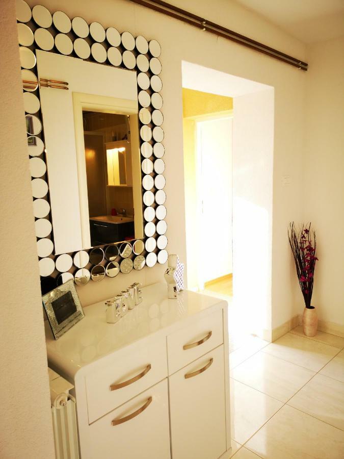 Apartman "Sabine Red" With Heated Pool Omisalj Luaran gambar
