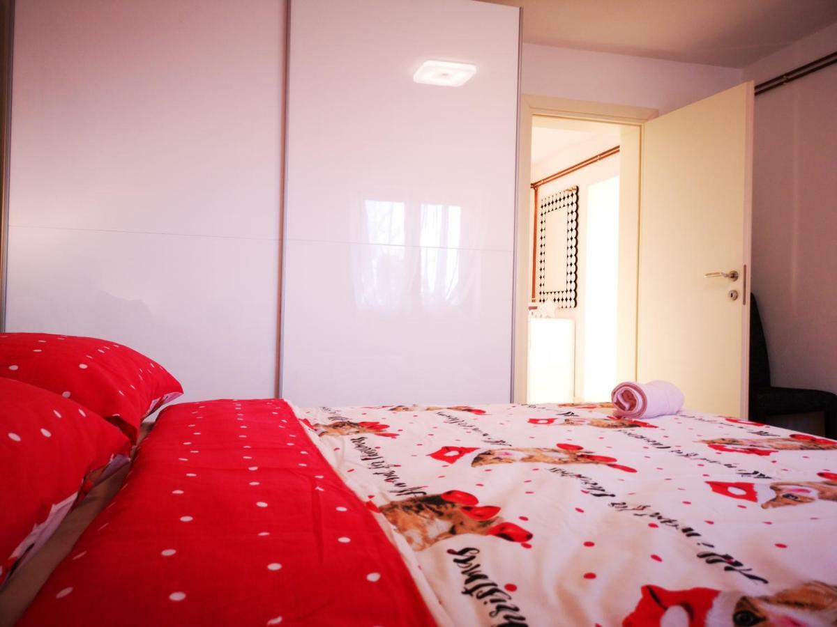 Apartman "Sabine Red" With Heated Pool Omisalj Luaran gambar